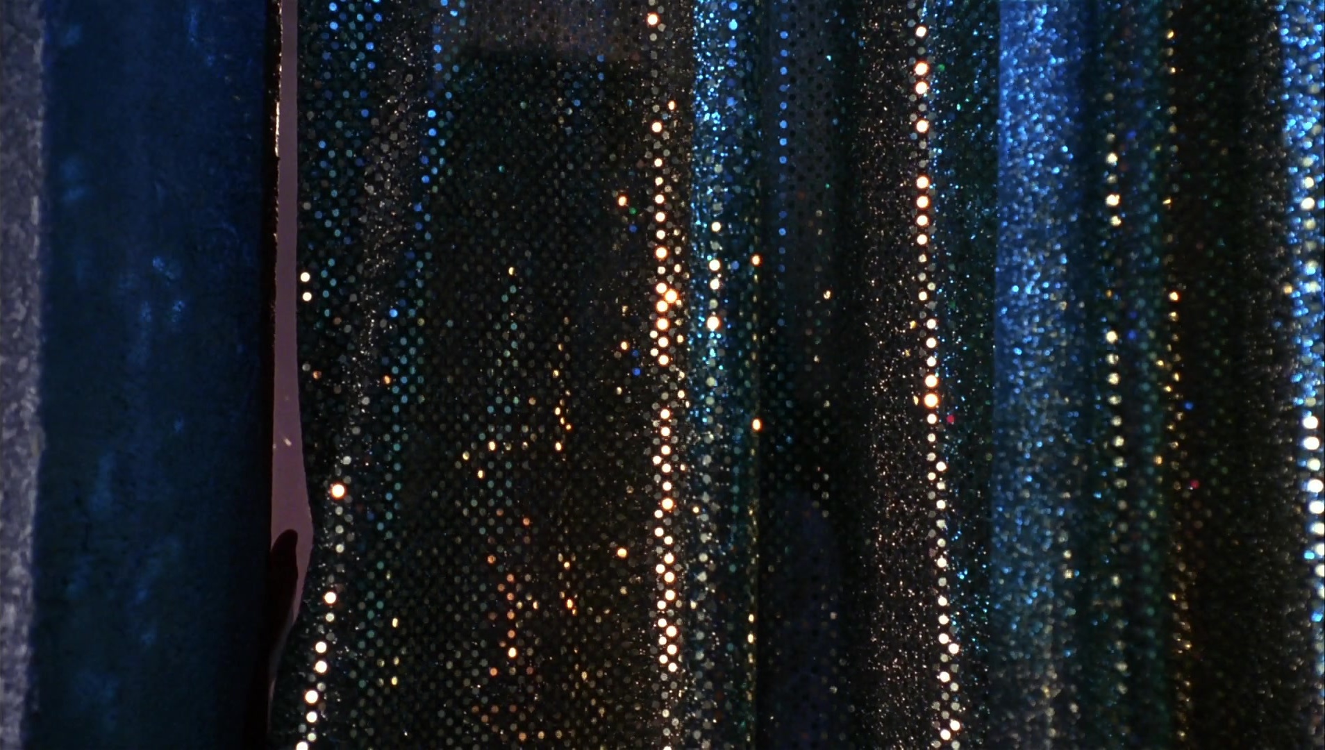 Striptease (1996), wide, 1.77:1 — film still