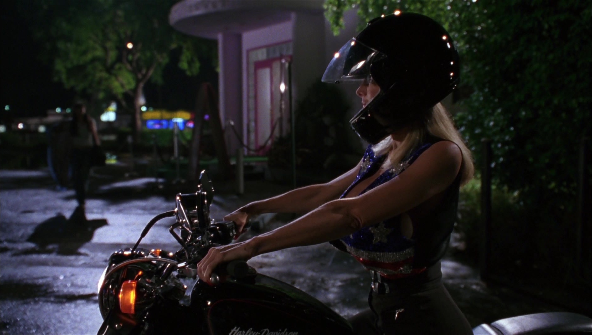 Striptease (1996), wide, 1.77:1 — film still