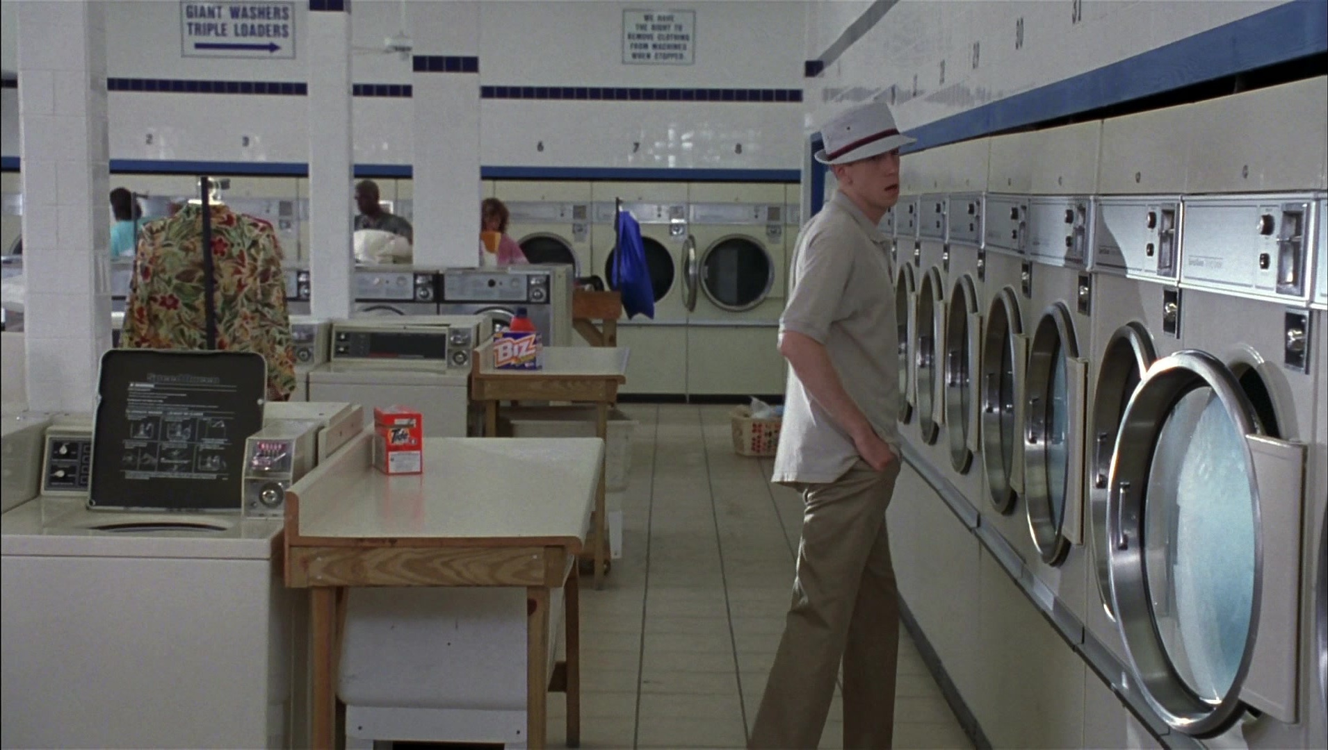 Striptease (1996), wide, 1.77:1 — film still