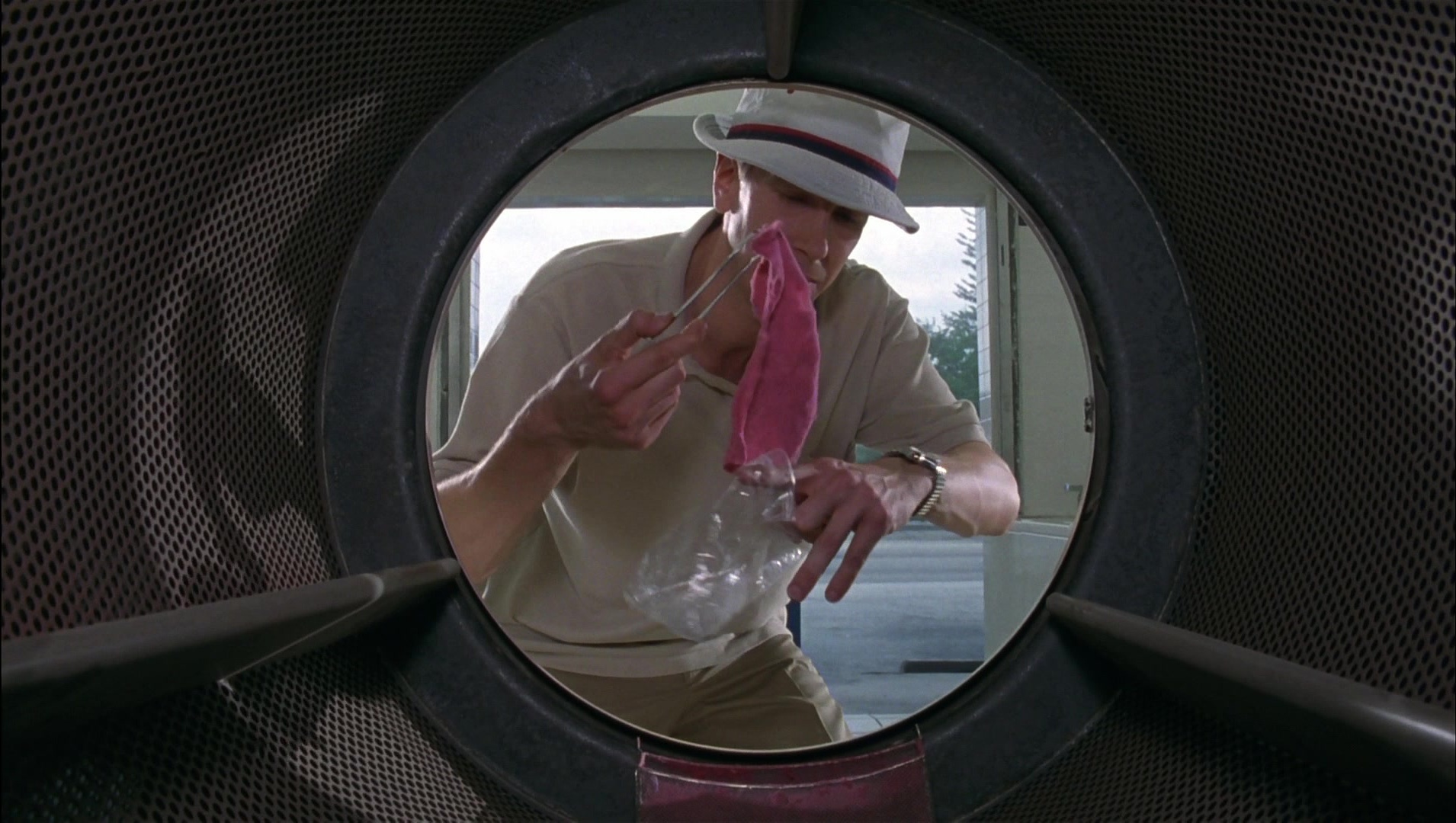 Striptease (1996), wide, 1.77:1 — film still
