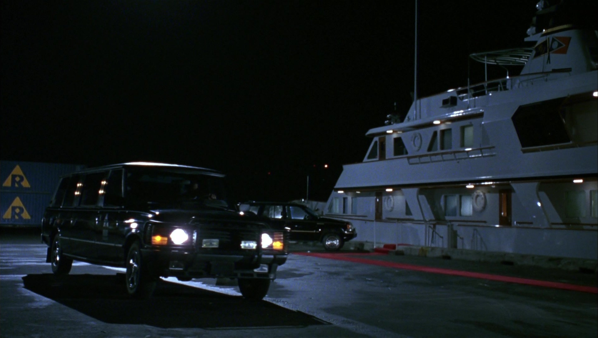 Striptease (1996), wide, 1.77:1 — film still
