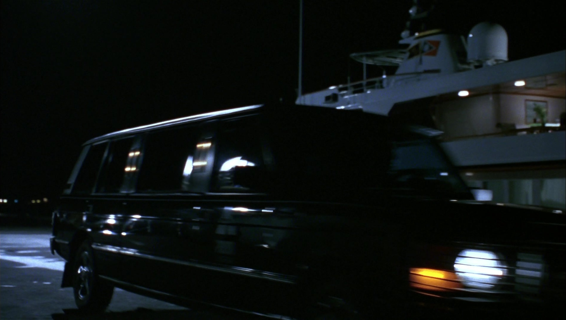 Striptease (1996), wide, 1.77:1 — film still