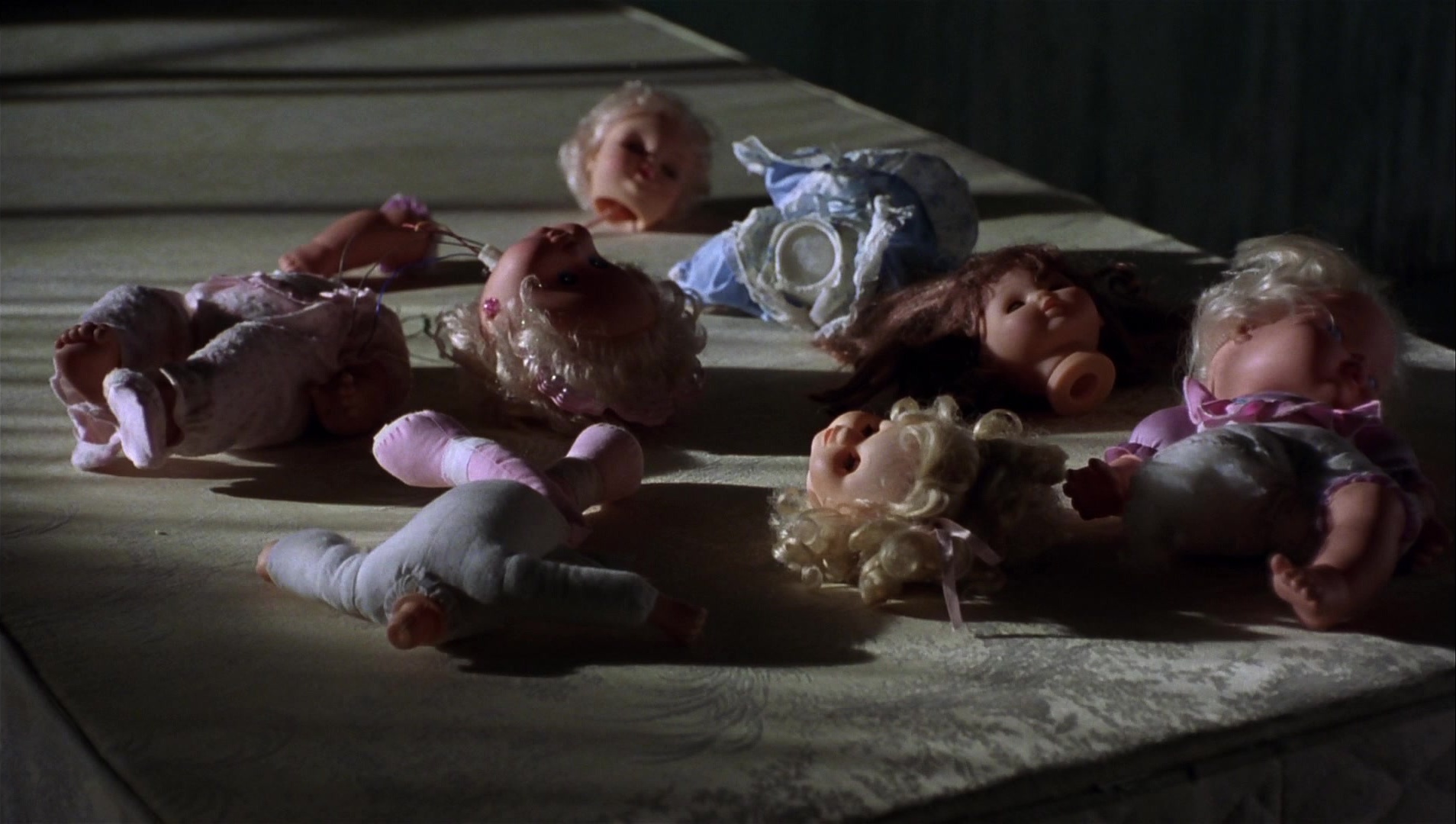 Striptease (1996), wide, 1.77:1 — film still