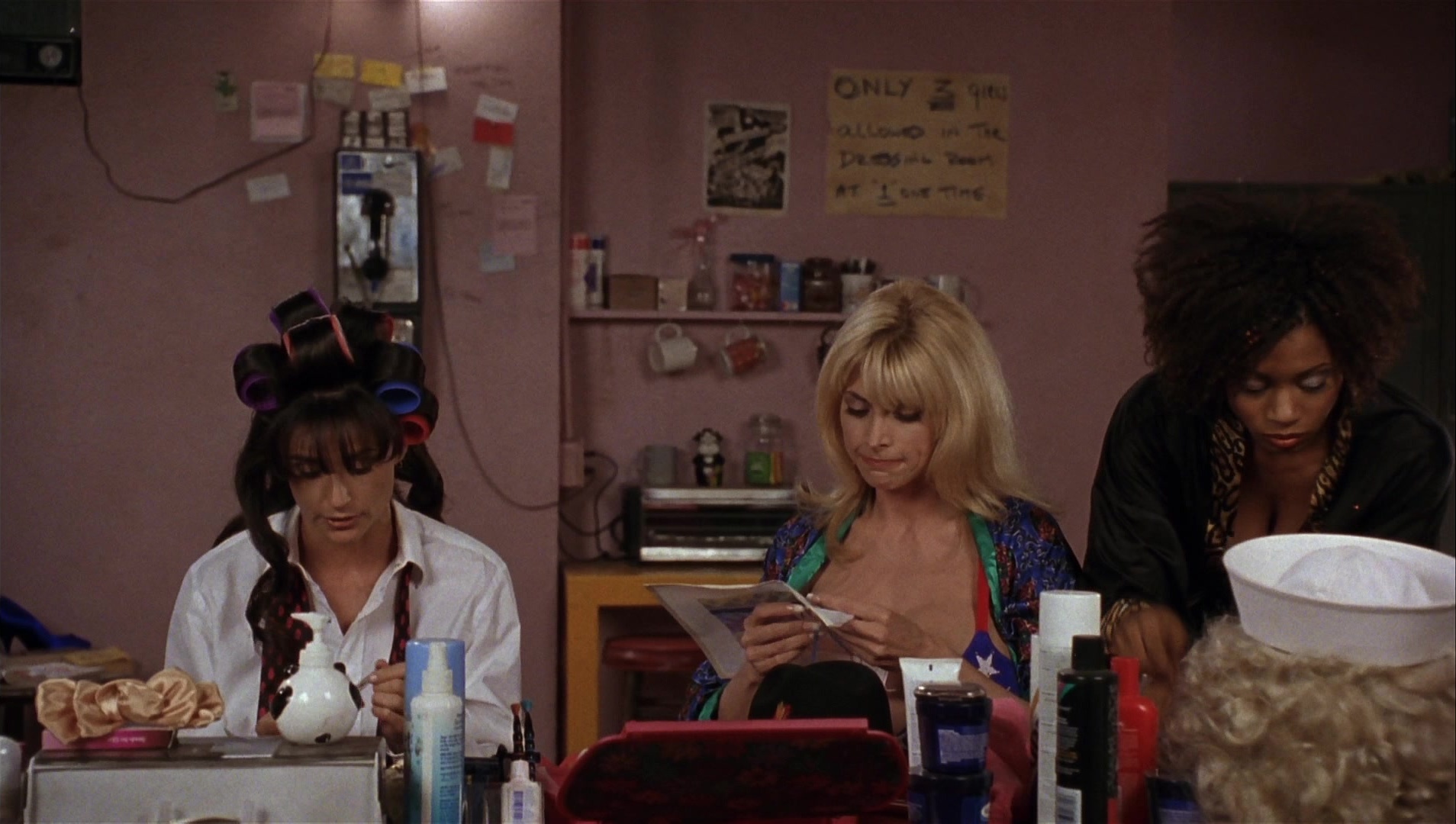 Striptease (1996), wide, 1.77:1 — film still