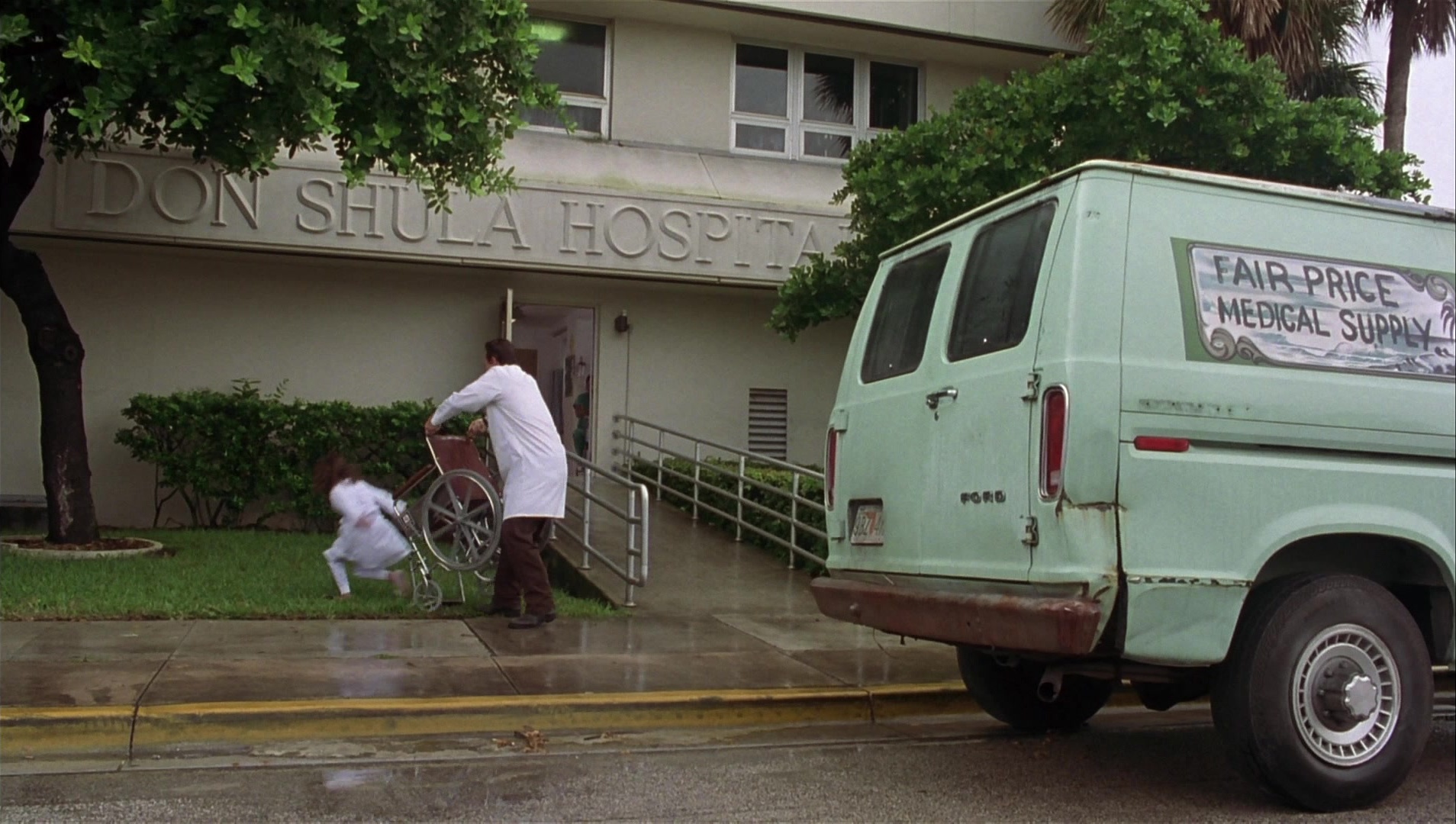 Striptease (1996), wide, 1.77:1 — film still