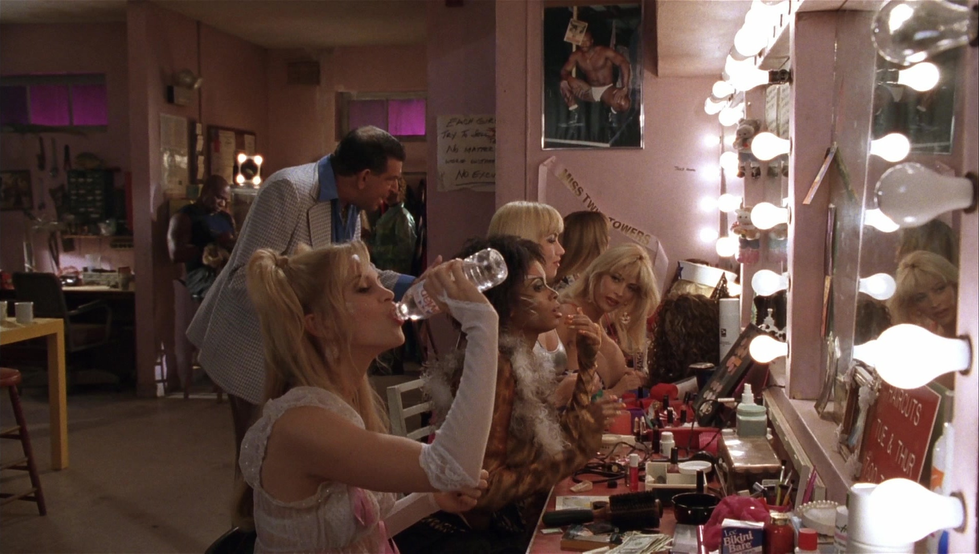 Striptease (1996), wide, 1.77:1 — film still