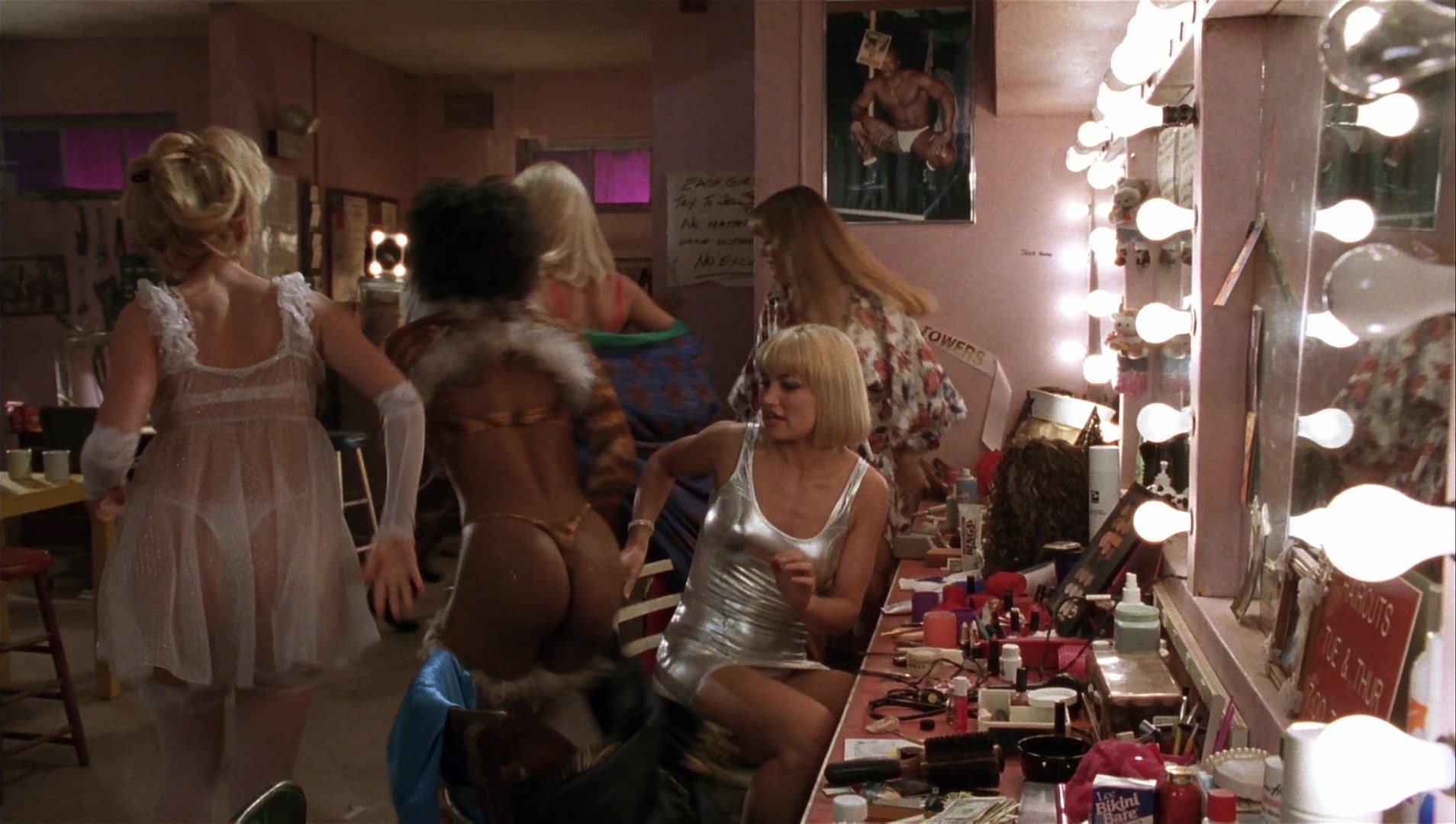 Striptease (1996), wide, 1.77:1 — film still
