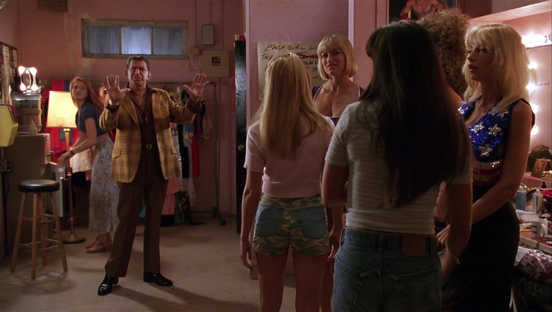 Striptease (1996), wide, 1.77:1 — film still