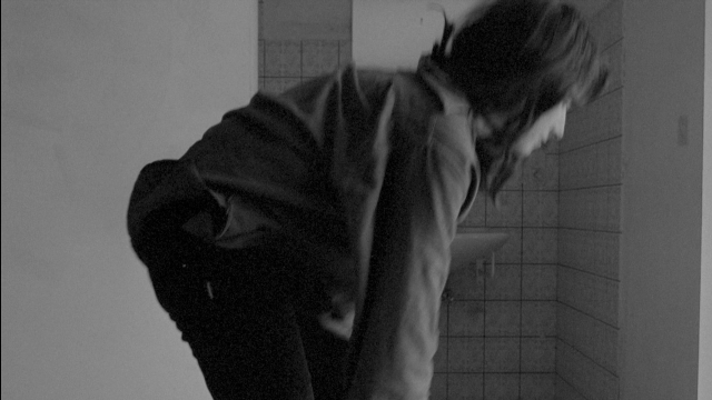Wide shot frame from Je tu il elle — room, bed, hair