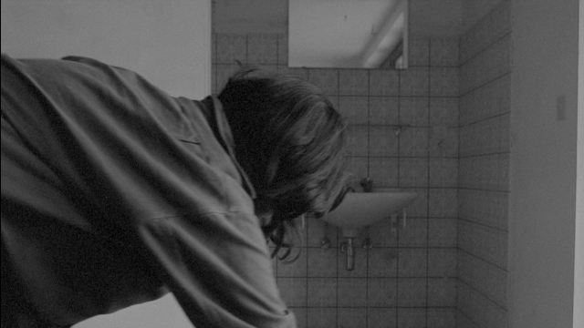 Frame from Je tu il elle — door, mirror, shirt