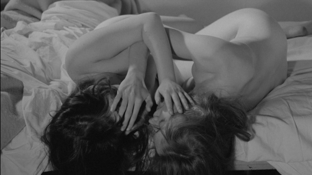 Frame from Je tu il elle — bed, hair, person