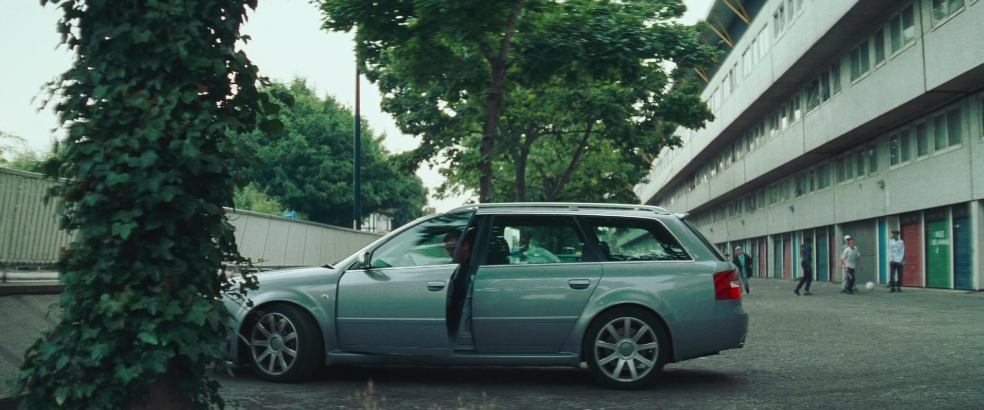 Layer Cake (2004), wide, 2.40:1 — film still