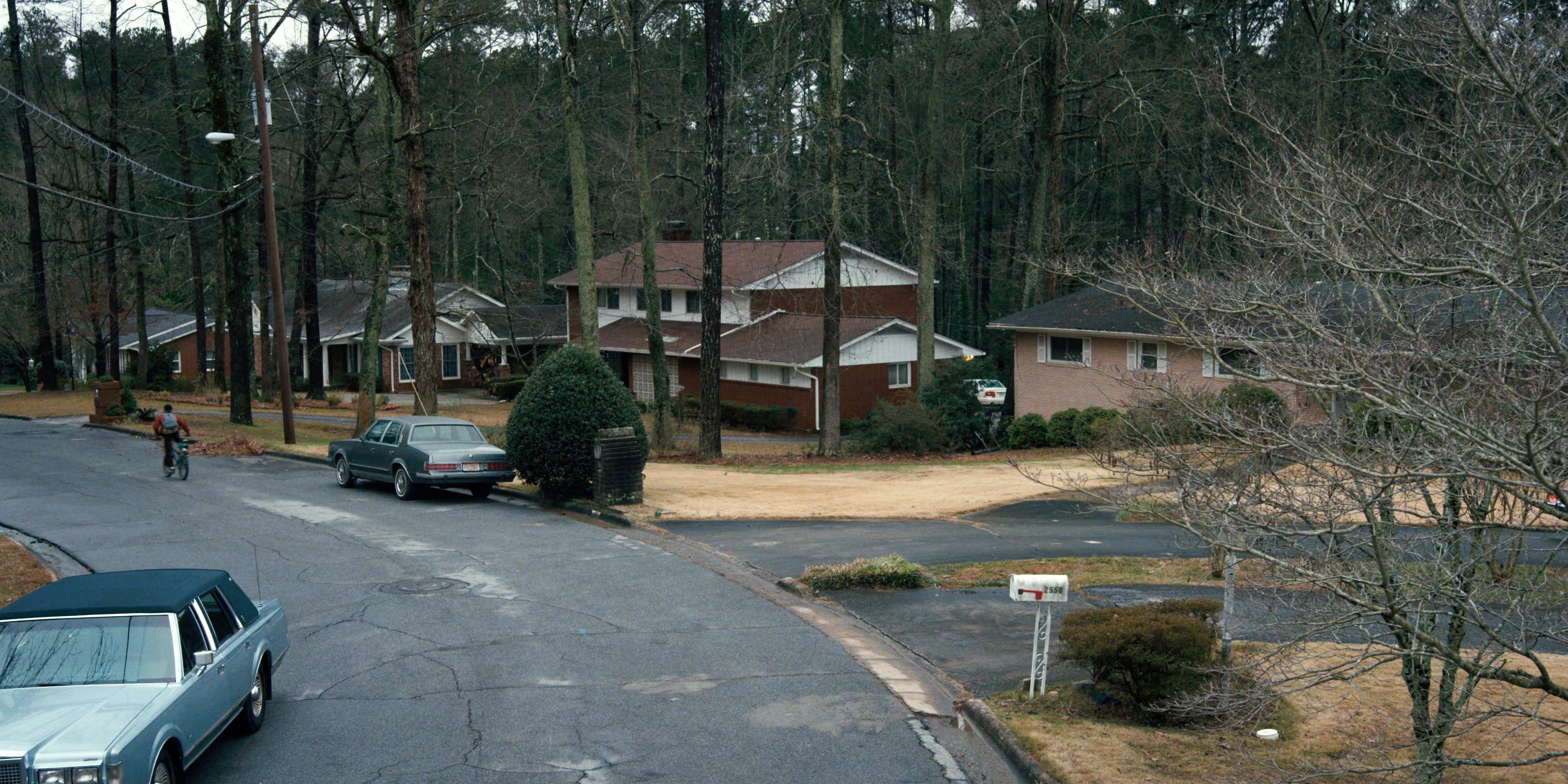 Stranger Things (2016), wide, 2.00:1 — film still
