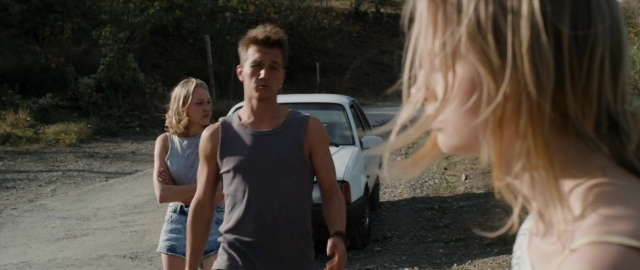 Wide shot frame from Kak menya zovut — walking, dialogue, street