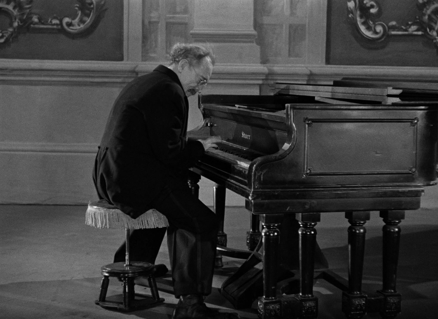Limelight (1952), wide, 1.37:1 — film still
