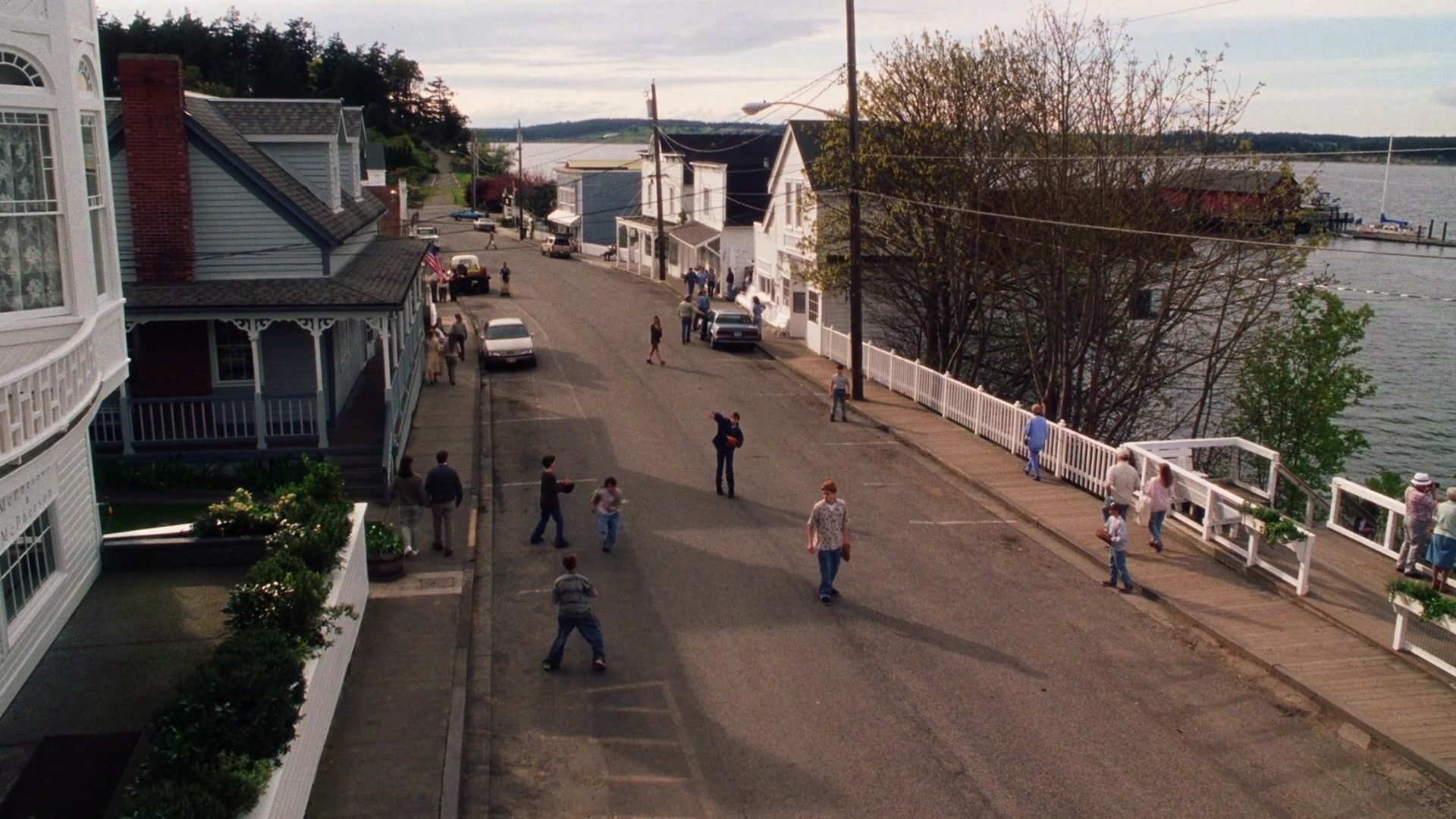 Practical Magic (1998), wide, 1.78:1 — film still