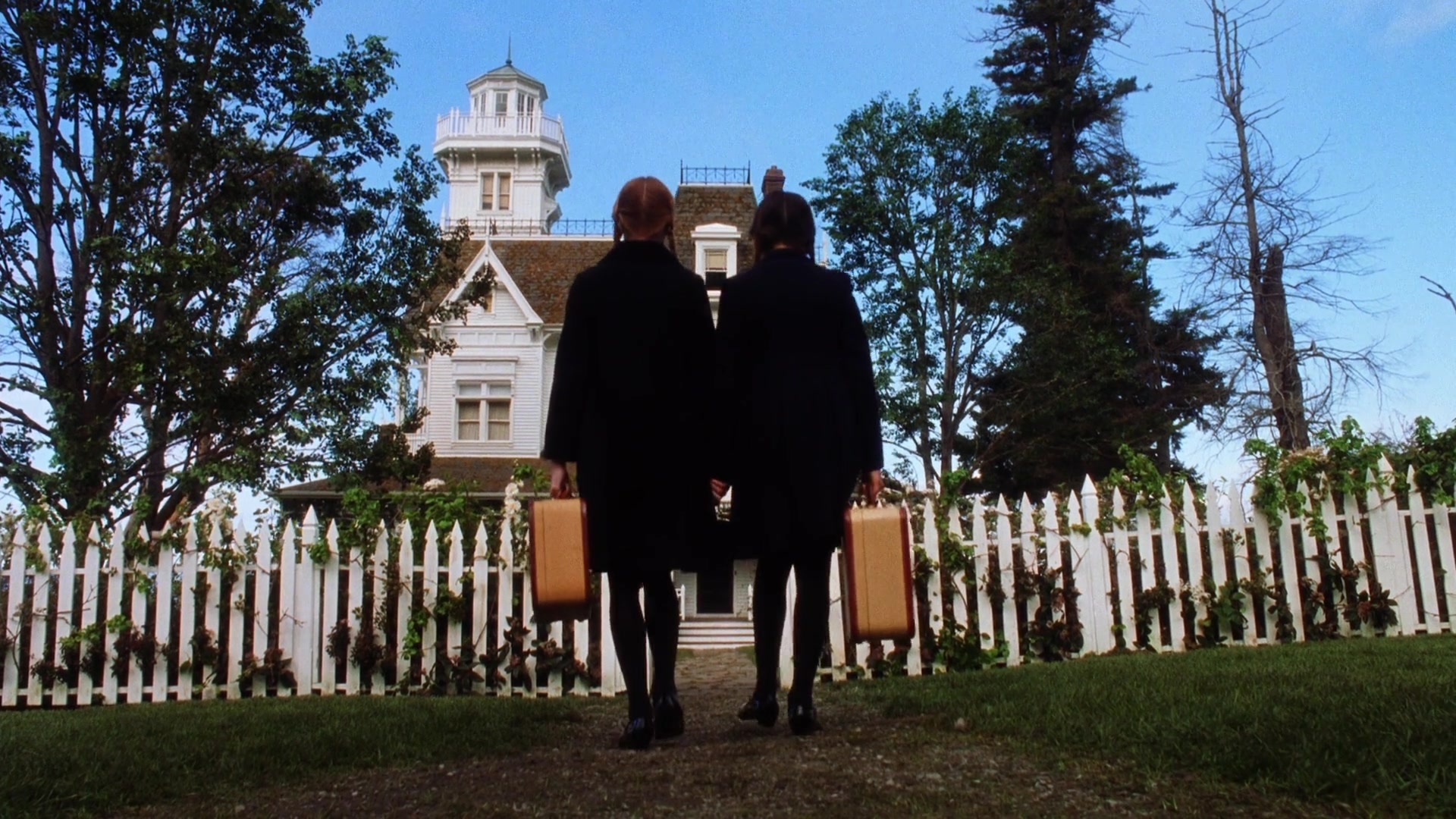 Practical Magic (1998), close, 1.78:1 — film still