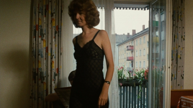 Frame from Angst essen Seele auf — standing, room, bed