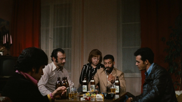 Wide shot frame from Angst essen Seele auf — sitting, room, table