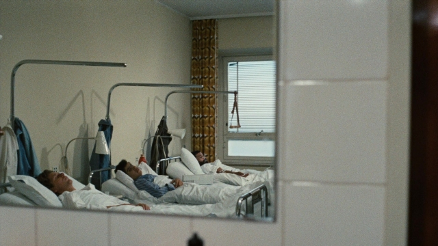 Frame from Angst essen Seele auf — room, bed, water