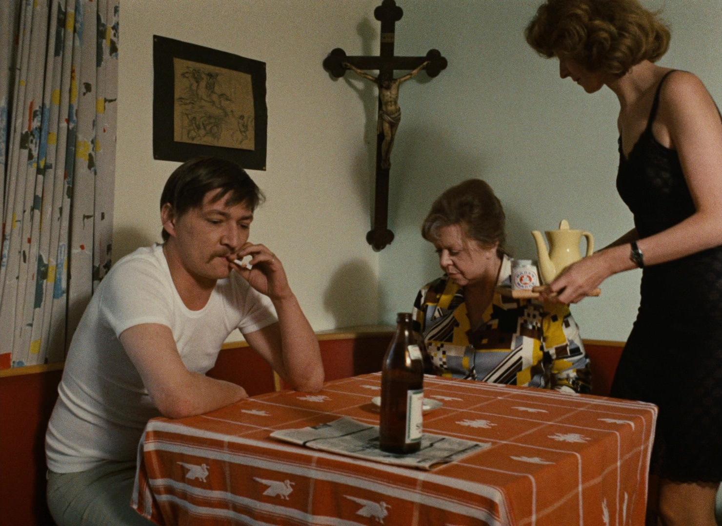Angst essen Seele auf (1974), wide, 1.37:1 — film still
