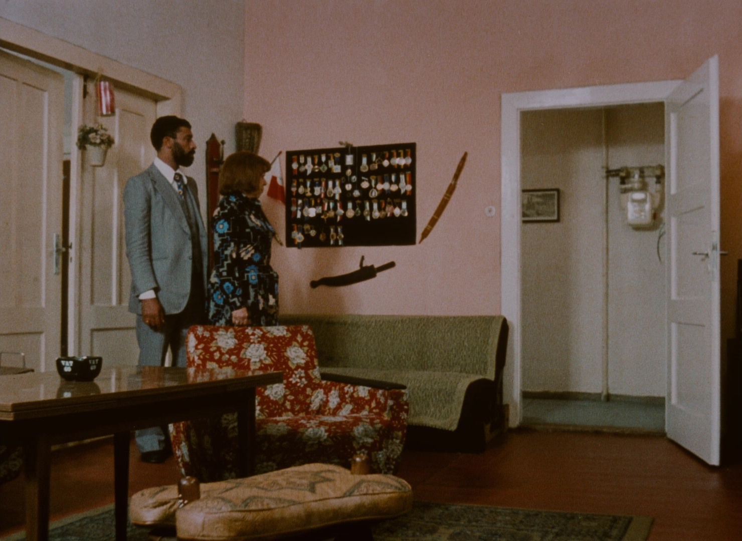 Angst essen Seele auf (1974), wide, 1.37:1 — film still