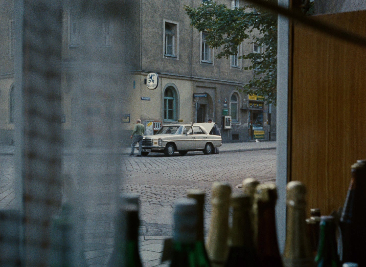 Angst essen Seele auf (1974), wide, 1.37:1 — film still