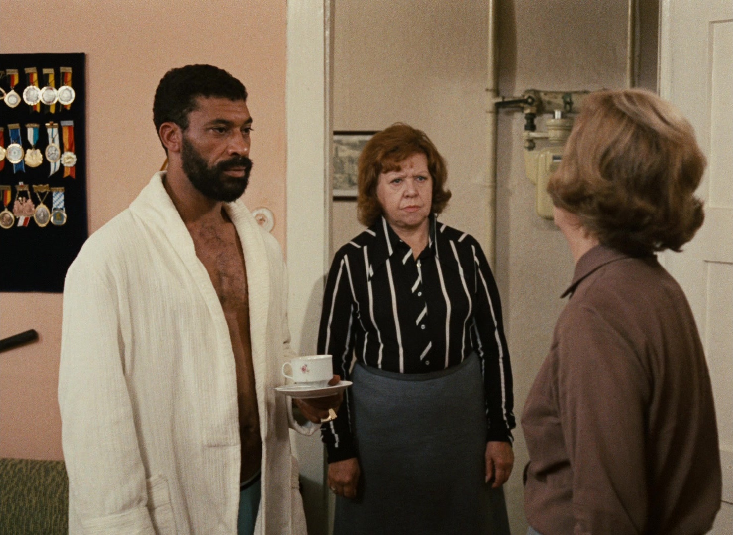 Angst essen Seele auf (1974), wide, 1.37:1 — film still