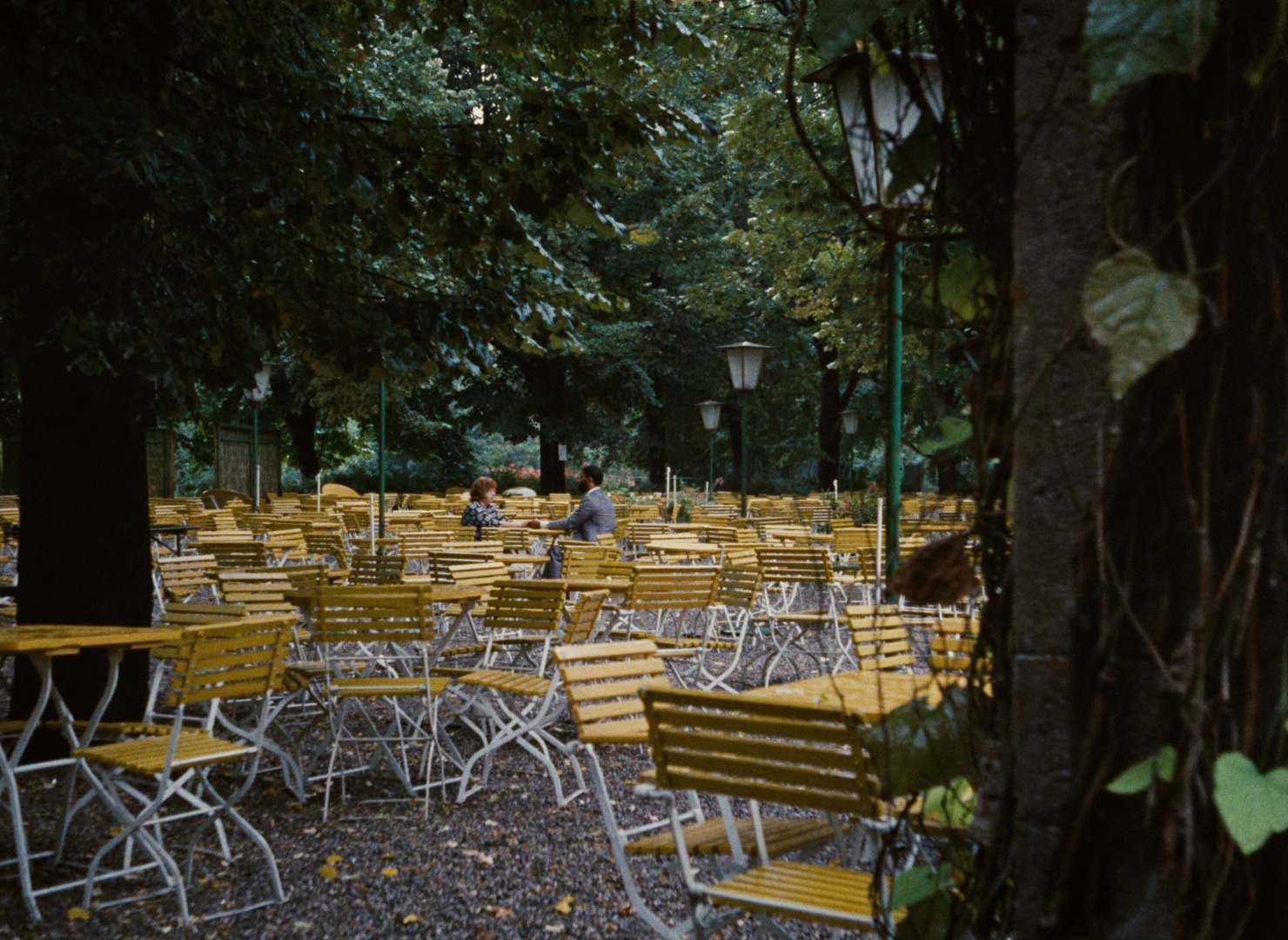 Angst essen Seele auf (1974), wide, 1.37:1 — film still