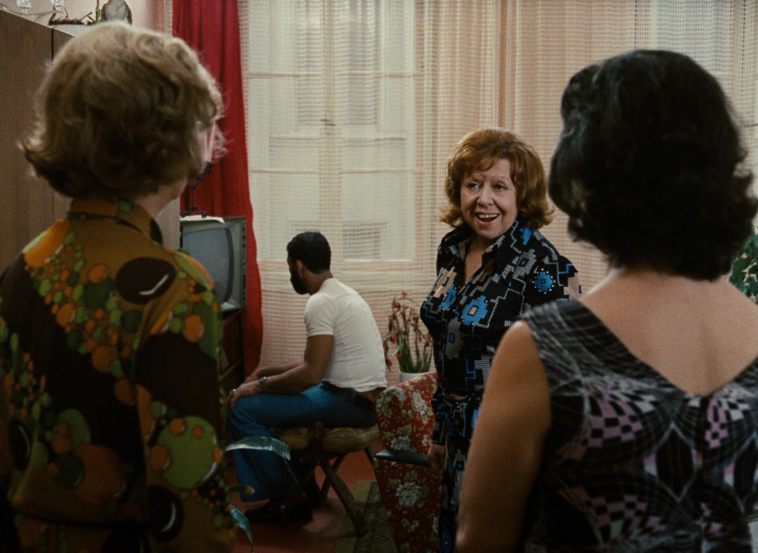 Angst essen Seele auf (1974), wide, 1.37:1 — film still
