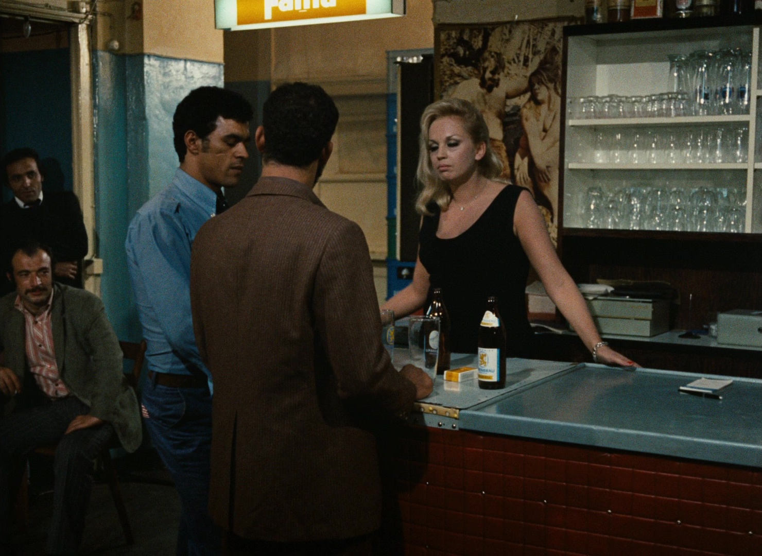 Angst essen Seele auf (1974), wide, 1.37:1 — film still