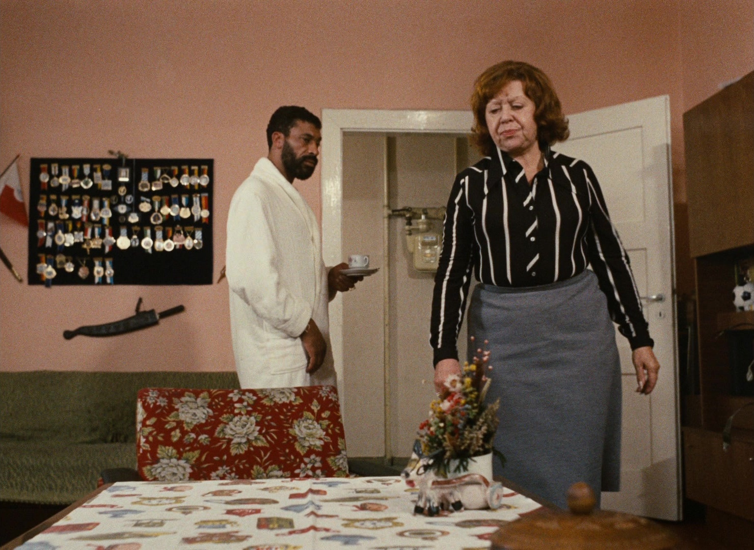 Angst essen Seele auf (1974), wide, 1.37:1 — film still