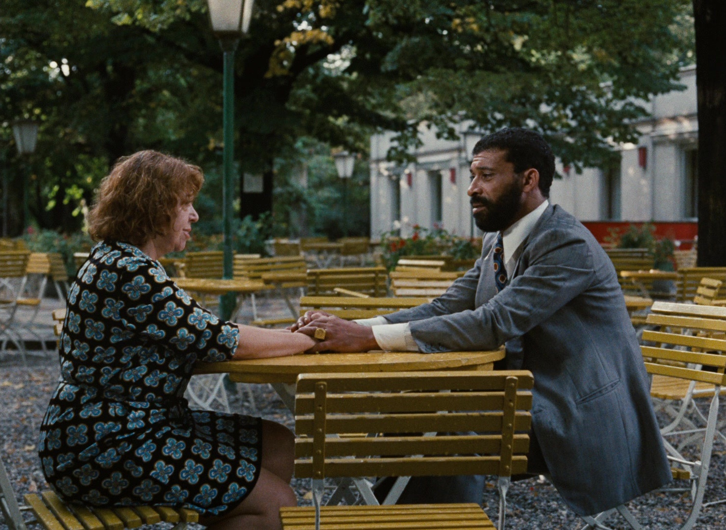 Angst essen Seele auf (1974), wide, 1.37:1 — film still
