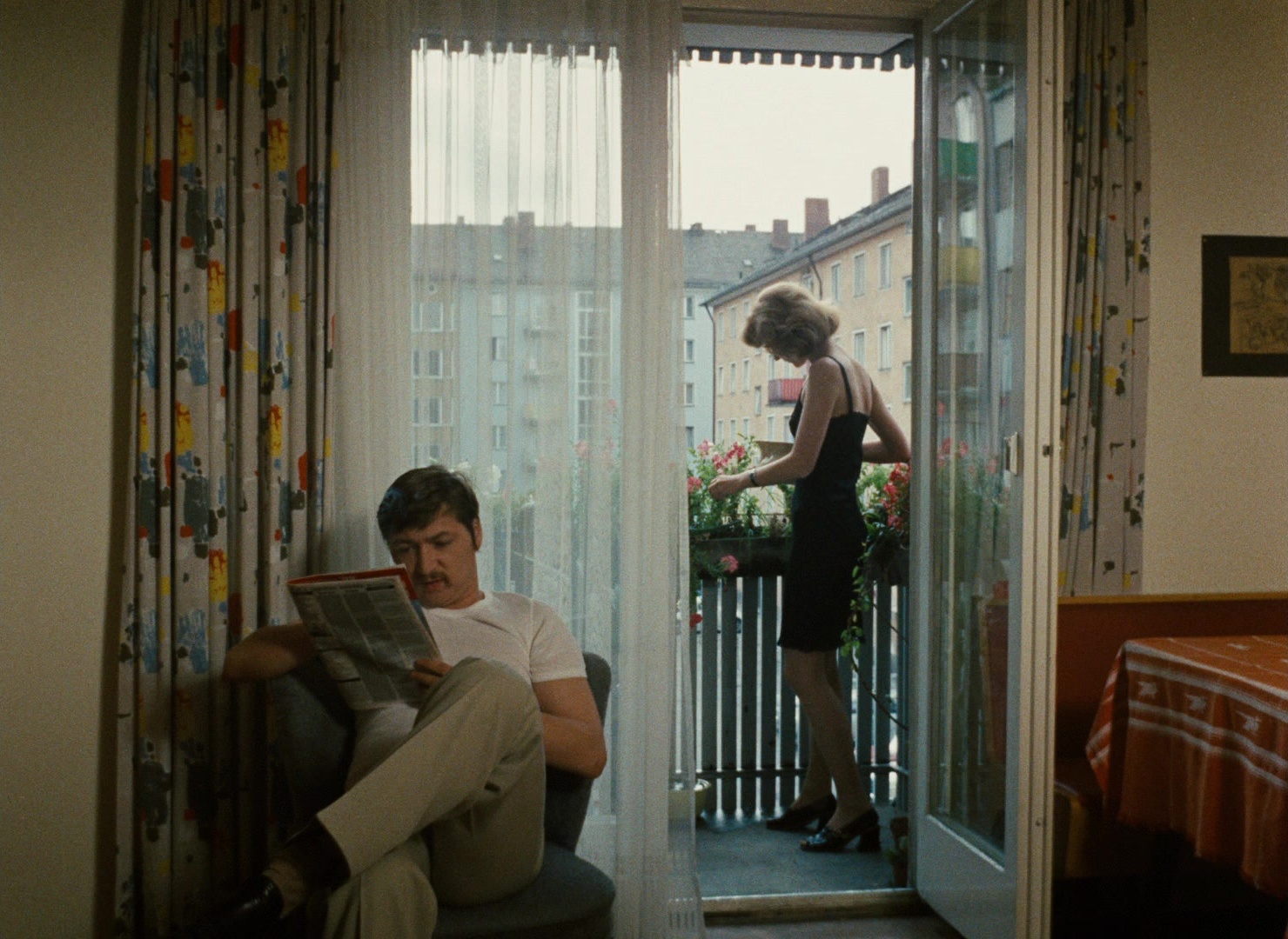 Angst essen Seele auf (1974), wide, 1.37:1 — film still