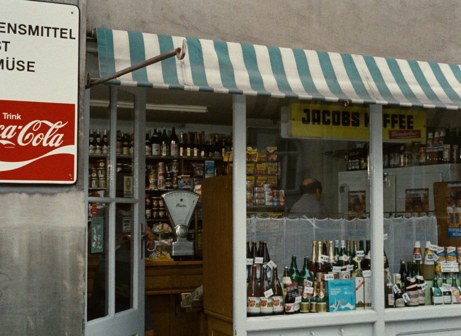 Angst essen Seele auf (1974), wide, 1.37:1 — film still