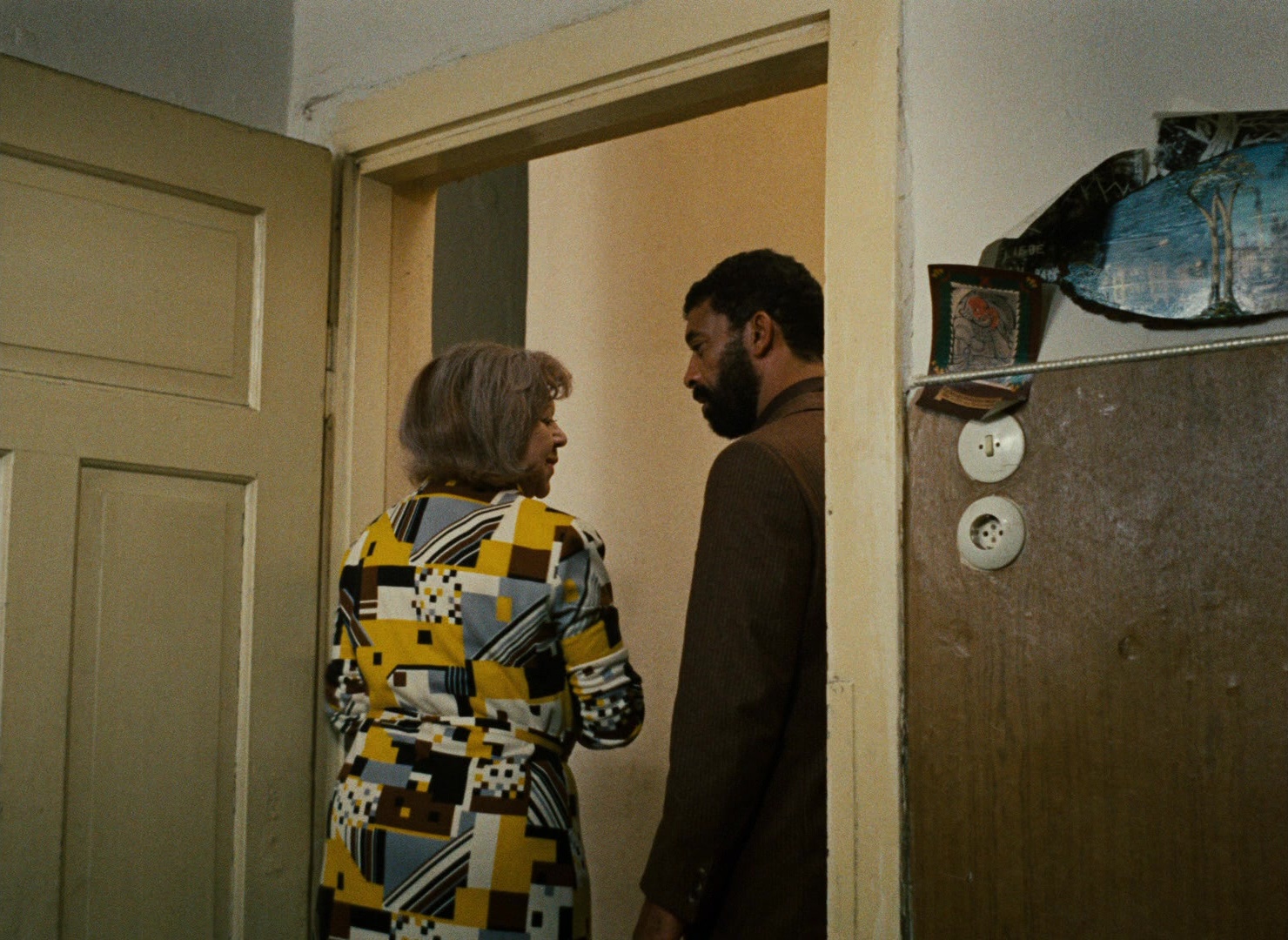 Angst essen Seele auf (1974), wide, 1.37:1 — film still