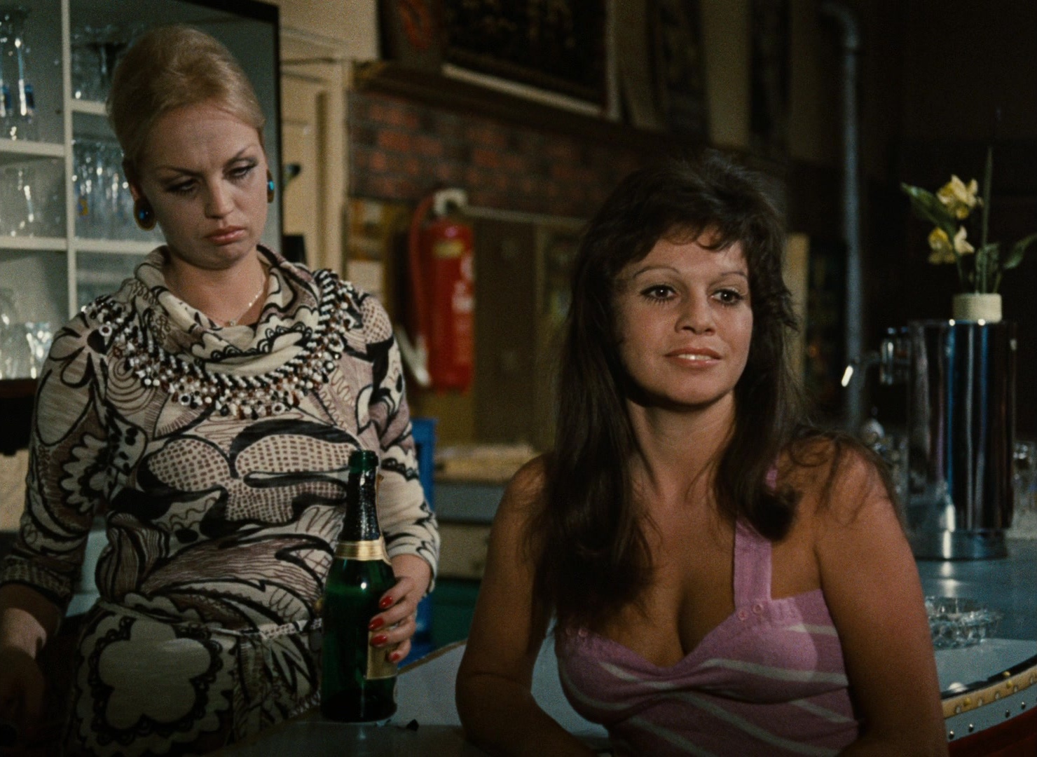 Angst essen Seele auf (1974), wide, 1.37:1 — film still
