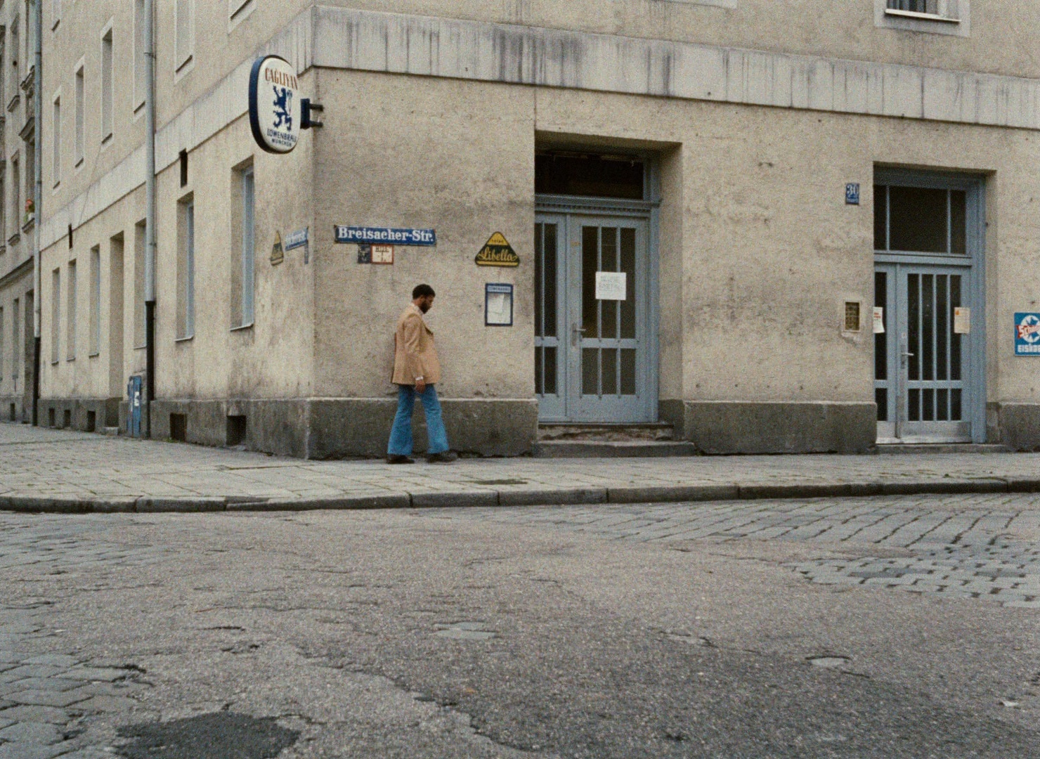 Angst essen Seele auf (1974), wide, 1.37:1 — film still