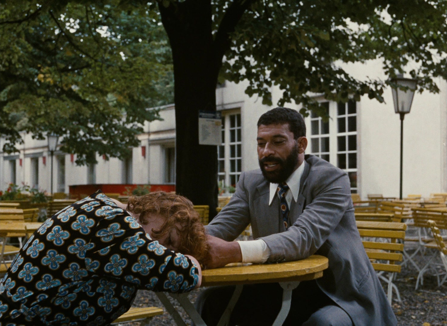 Angst essen Seele auf (1974), wide, 1.37:1 — film still