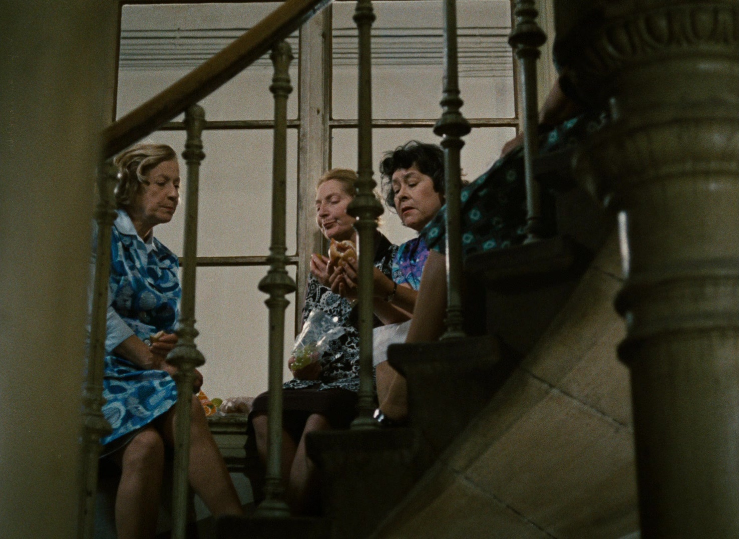 Angst essen Seele auf (1974), wide, 1.37:1 — film still