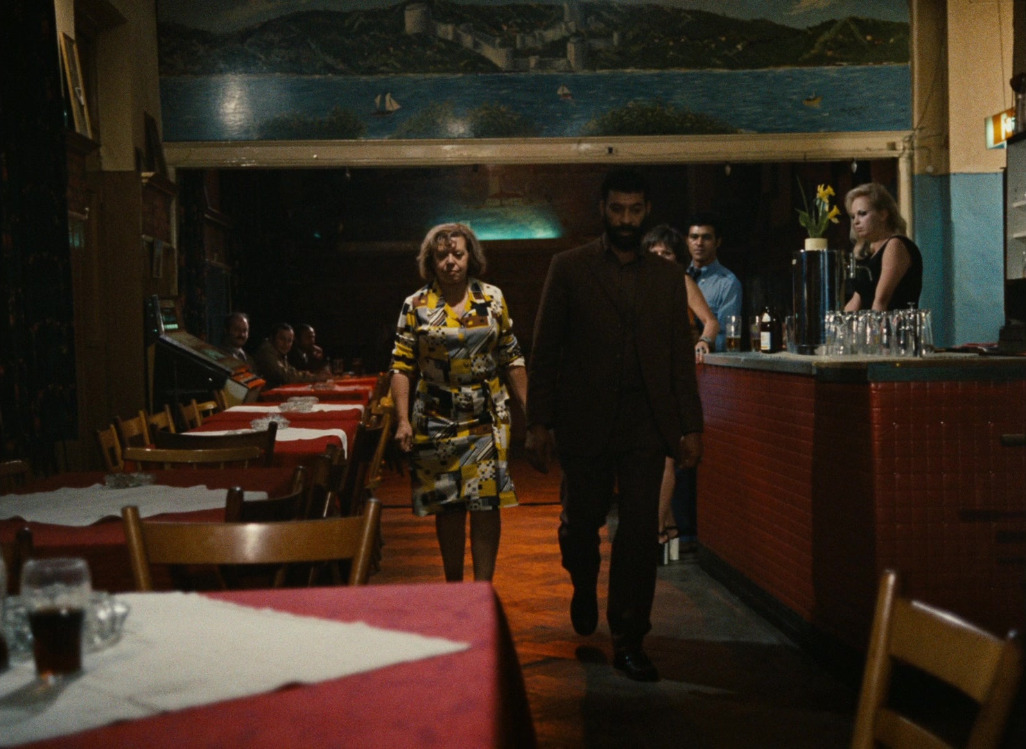 Angst essen Seele auf (1974), wide, 1.37:1 — film still