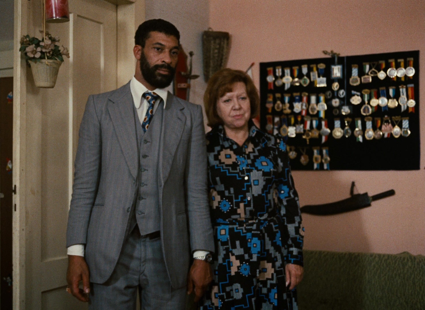 Angst essen Seele auf (1974), wide, 1.37:1 — film still