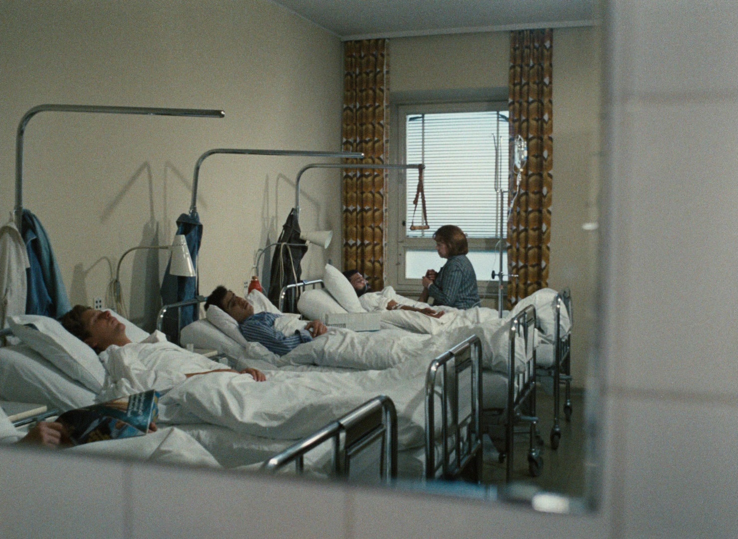 Angst essen Seele auf (1974), wide, 1.37:1 — film still