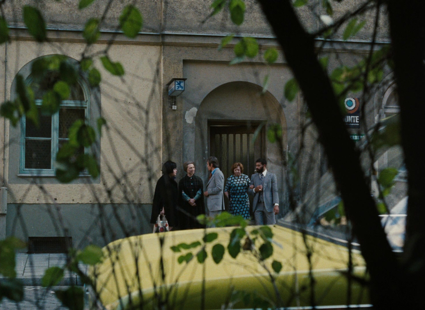 Angst essen Seele auf (1974), wide, 1.37:1 — film still