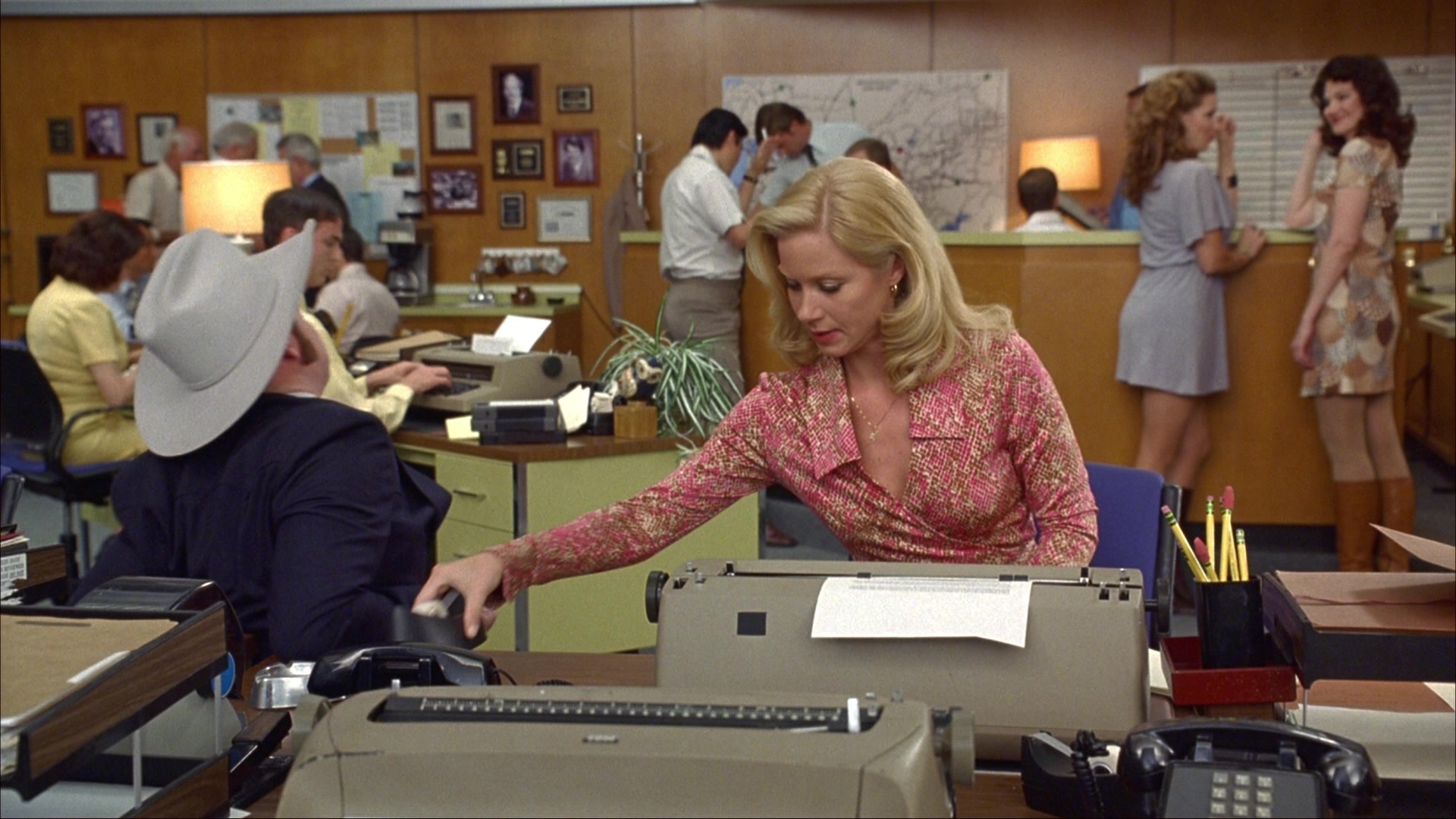 Anchorman: The Legend of Ron Burgundy (2004), wide, 1.78:1 — film still