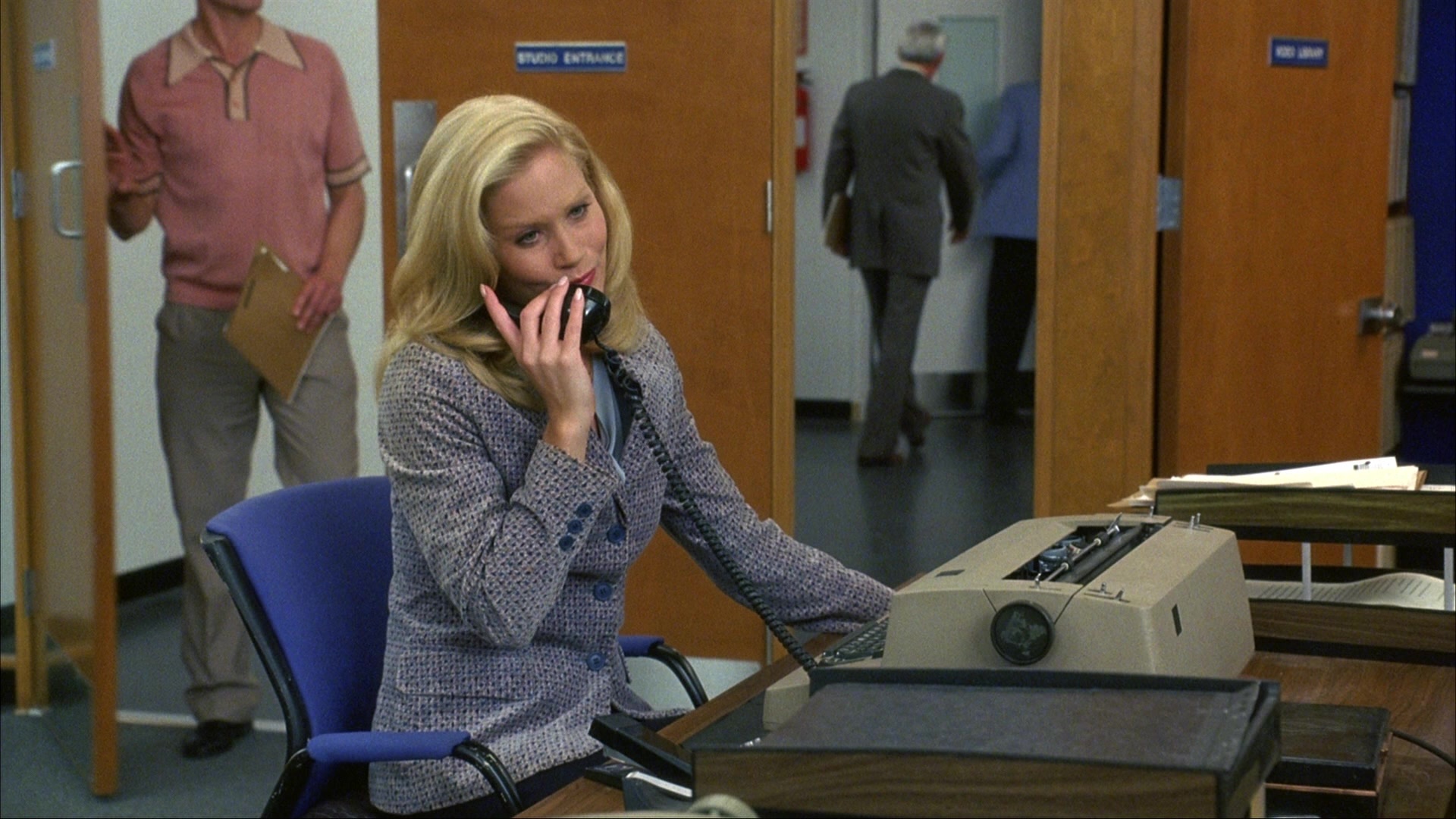 Anchorman: The Legend of Ron Burgundy (2004), wide, 1.78:1 — film still