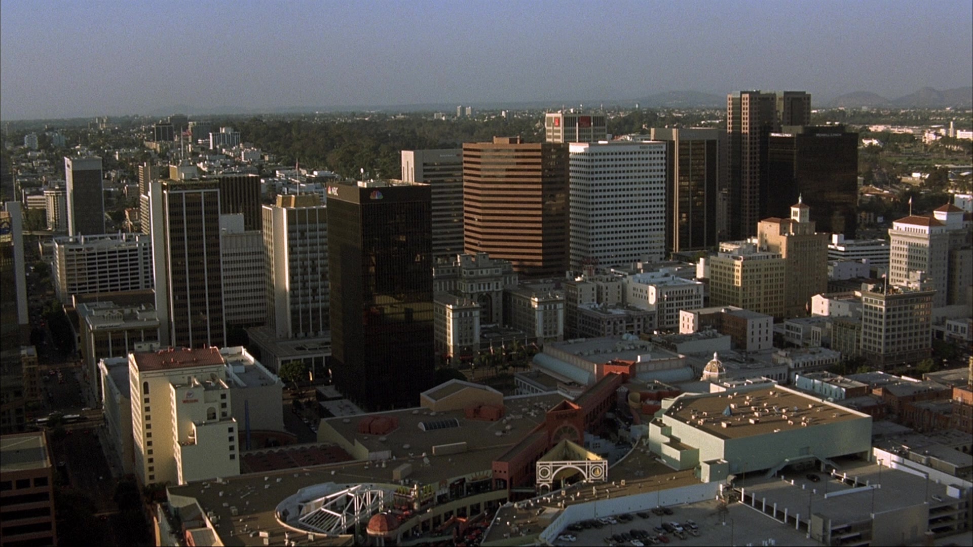 Anchorman: The Legend of Ron Burgundy (2004), wide, 1.78:1 — film still
