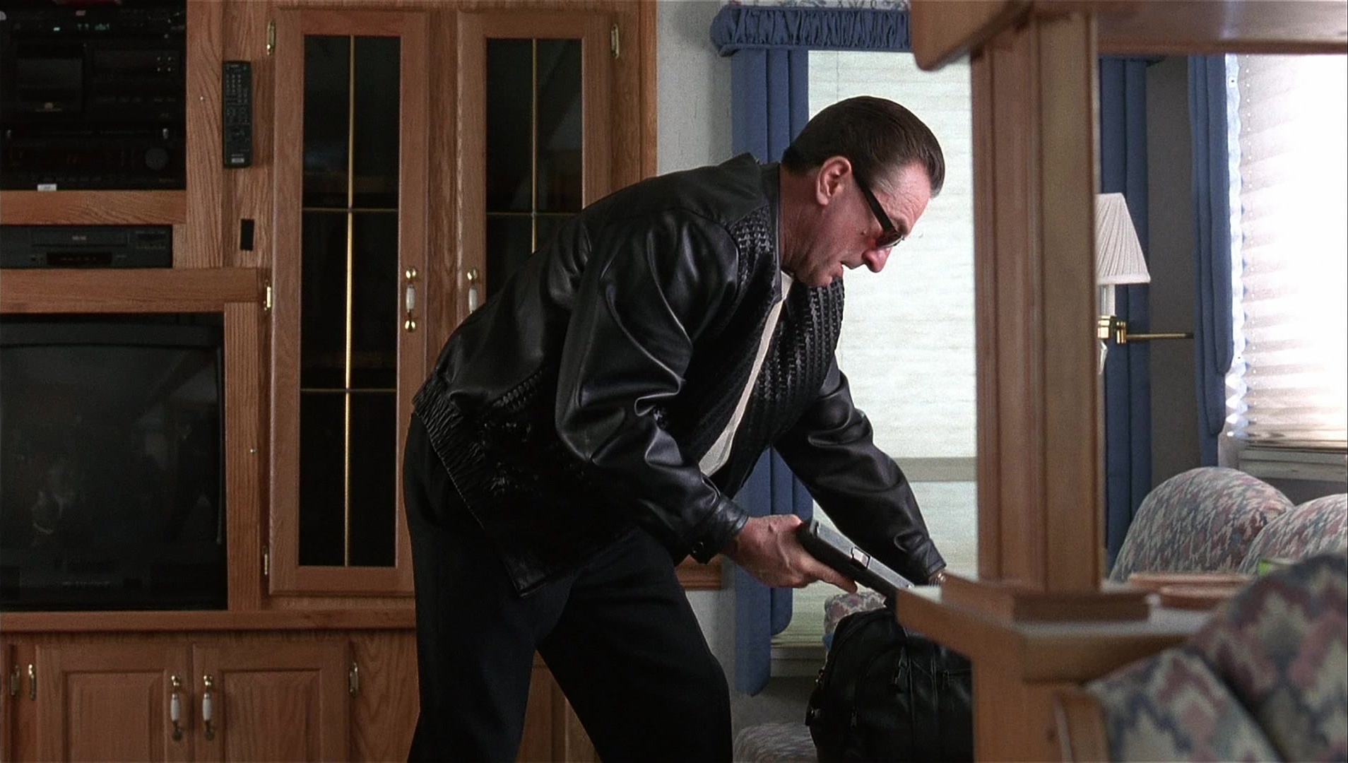 Analyze That (2002), unknown, 1.77:1 — film still