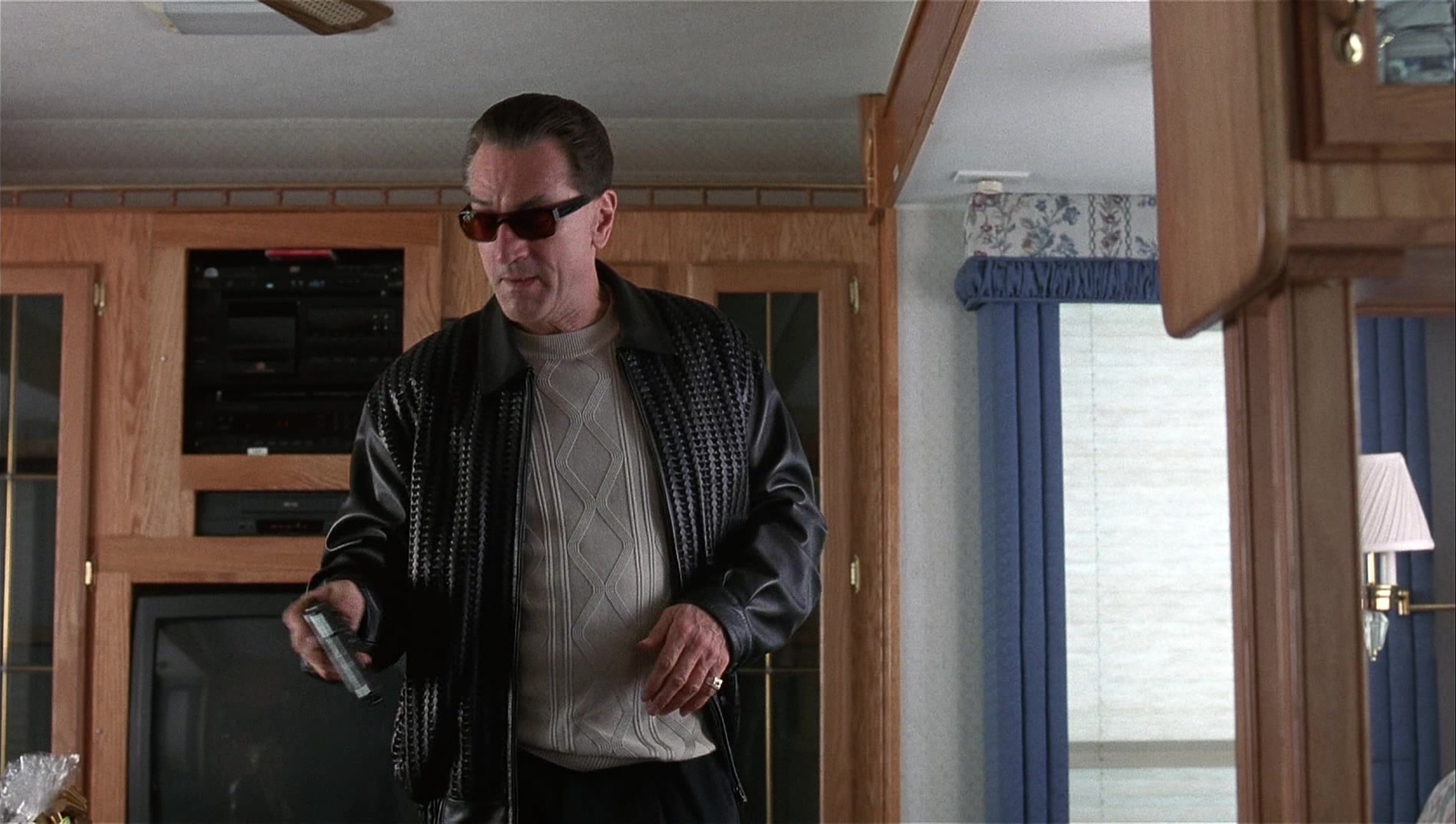 Analyze That (2002), wide, 1.77:1 — film still