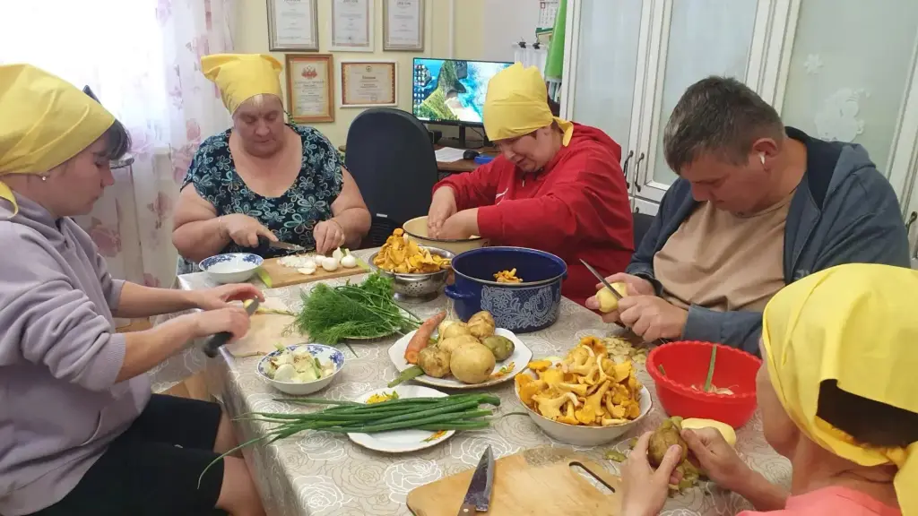 Суп с лисичками